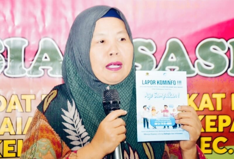 Kadis Kominfo Rejang Lebong, Dra. Upik Zumratul Aini, M.Si, sebagai narasumber dalam sosialisasi bertema “Peran Lembaga Adat dan Perangkat Kelurahan sebagai Media Penyampai Informasi kepada Masyarakat” yang digelar di Aula Kantor Lurah Talang Ulu, Jumat (10/10/25). (foto: dok Pemkab Rejang Lebong)