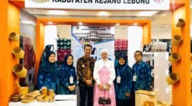 Bupati Rejang Lebong H.M. Fikri Thobari S.E. M.A.P. bersama Ketua Dekranasda Intan Larasita Fikri saat menghadiri Pameran Nasional Kriya Indonesia 2025 di Plaza Malioboro, Jumat (10/10/25). (foto: Pemkab Rejang Lebong)