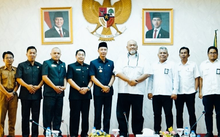 Bupati Rejang Lebong HM Fikri Thobari, SE, MAP saat menerima kunjungan kerja Kepala Balai Wilayah Sungai Sumatera (BWSS) VII Bengkulu, Wiel Mushawiry Suryana, ST, MT, beserta jajaran, Selasa (14/10/25). (foto: Arman Surinarasidemokrasi.com/)