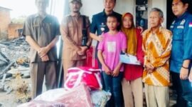 Bupati Rejang Lebong HM Fikri Thobari, SE, MAP, saat langsung turun ke lapangan meninjau lokasi kebakaran di Rejang Lebong, Selasa (14/10/24). (foto: Arman Surinarasidemokrasi.com/)