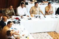 Presiden Prabowo Subianto memimpin rapat terbatas bersama jajaran kabinet Merah Putih di Kertanegara, Jakarta, Kamis (16/10/25) (foto: BPMI Setpres/Cahyo/situs presidenri.go.id)