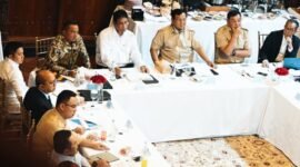 Presiden Prabowo Subianto memimpin rapat terbatas bersama jajaran kabinet Merah Putih di Kertanegara, Jakarta, Kamis (16/10/25) (foto: BPMI Setpres/Cahyo/situs presidenri.go.id)