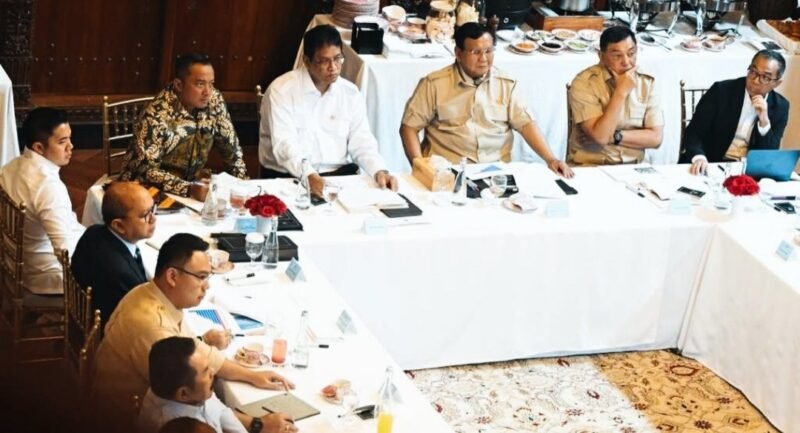 Presiden Prabowo Subianto memimpin rapat terbatas bersama jajaran kabinet Merah Putih di Kertanegara, Jakarta, Kamis (16/10/25) (foto: BPMI Setpres/Cahyo/situs presidenri.go.id)