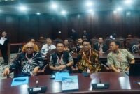 Ketua Umum PWI Pusat Akhmad Munir, dan jajaran saat hadir sebagai pihak terkait dalam sidang lanjutan uji materi Pasal 8 UU Pers di Mahkamah Konstitusi (MK), Jakarta, Selasa (21/10/2025). (foto: dok PWI Pusat)