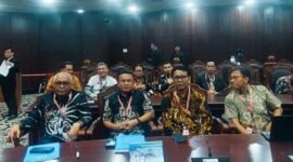 Ketua Umum PWI Pusat Akhmad Munir, dan jajaran saat hadir sebagai pihak terkait dalam sidang lanjutan uji materi Pasal 8 UU Pers di Mahkamah Konstitusi (MK), Jakarta, Selasa (21/10/2025). (foto: dok PWI Pusat)