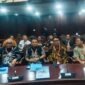 Ketua Umum PWI Pusat Akhmad Munir, dan jajaran saat hadir sebagai pihak terkait dalam sidang lanjutan uji materi Pasal 8 UU Pers di Mahkamah Konstitusi (MK), Jakarta, Selasa (21/10/2025). (foto: dok PWI Pusat)