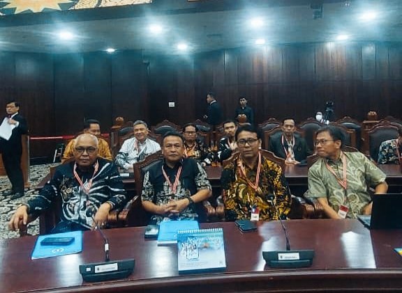 Ketua Umum PWI Pusat Akhmad Munir, dan jajaran saat hadir sebagai pihak terkait dalam sidang lanjutan uji materi Pasal 8 UU Pers di Mahkamah Konstitusi (MK), Jakarta, Selasa (21/10/2025). (foto: dok PWI Pusat)