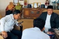 Ketua Dewan Perwakilan Daerah Republik Indonesia (DPD RI) Sultan B Najamudin saat menelepon Menteri Pekerjaan Umum dan Perumahan Rakyat (PUPR) Dody Hanggodo di depan Bupati Mukomuko, Rabu (22/10/25). (foto: dok istimewa)