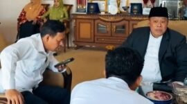 Ketua Dewan Perwakilan Daerah Republik Indonesia (DPD RI) Sultan B Najamudin saat menelepon Menteri Pekerjaan Umum dan Perumahan Rakyat (PUPR) Dody Hanggodo di depan Bupati Mukomuko, Rabu (22/10/25). (foto: dok istimewa)