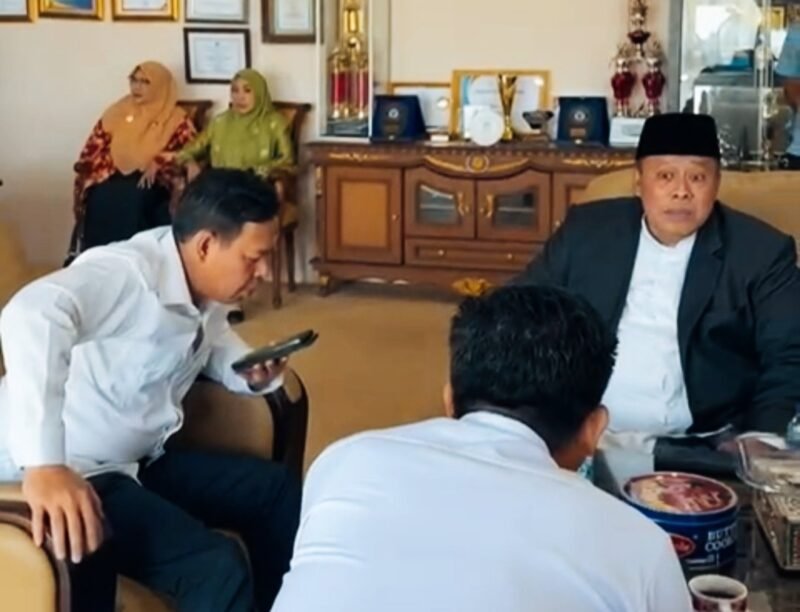 Ketua Dewan Perwakilan Daerah Republik Indonesia (DPD RI) Sultan B Najamudin saat menelepon Menteri Pekerjaan Umum dan Perumahan Rakyat (PUPR) Dody Hanggodo di depan Bupati Mukomuko, Rabu (22/10/25). (foto: dok istimewa)