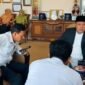 Ketua Dewan Perwakilan Daerah Republik Indonesia (DPD RI) Sultan B Najamudin saat menelepon Menteri Pekerjaan Umum dan Perumahan Rakyat (PUPR) Dody Hanggodo di depan Bupati Mukomuko, Rabu (22/10/25). (foto: dok istimewa)