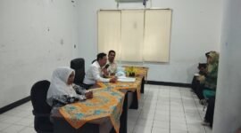 Ketua DPD RI Sultan B Najamudin saat langsung menghubungi dua pejabat tinggi negara, Menteri Pendayagunaan Aparatur Negara dan Reformasi Birokrasi (MenPAN RB) Rini Widyantini serta Kepala Badan Kepegawaian Negara (BKN) Prof. Zudan Arif, Kamis pagi (23/10/25). (foto: Awang Konaevinarasidemokrasi.com/)