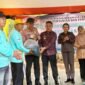 Bupati Lebong Azhari bersama Wakil Bupati Bambang ASB memimpin kegiatan penebaran benih ikan (restocking) di Danau Picung, Kelurahan Tanjung Agung, Kecamatan Tubei, Kamis pagi (23/10/25).(foto: Aan Ade Putranarasidemokrasi.com/)