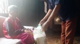 Ketua RT.06, Kota Padang, Cik Mamat, saat mengganti beras yang rusak dengan beras baru yang lebih layak konsumsi, Kamis (23/10/25) (foto: dok pribadi)