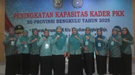 Ketua Tim Penggerak Pemberdayaan dan Kesejahteraan Keluarga (TP PKK) Kabupaten Bengkulu Tengah, Dr. S. Dharmarini Rachmat, SKM, MPH, bersama Ketua Gabungan Organisasi Wanita (GOW) Bengkulu Tengah, Inarti Epakurwasi, S.Pd, menghadiri kegiatan Peningkatan Kapasitas Kader PKK se-Provinsi Bengkulu Tahun 2025 di Grage Horizon Hotel Bengkulu, Senin (13/10/25).(foto: Andreas Putranarasidemokrasi.com/)