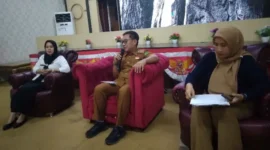 Kepala Dinas Komunikasi dan Informatika (Kominfo) Kota Bengkulu, Gita Gama saat Rapat Koordinasi Refleksi dan Sinergi Bersama Membangun Citra Daerah yang dihadiri pemilik dan pimpinan redaksi media di Kota Bengkulu, Selasa (7/10/25). (foto: Ardiyantonarasidemokrasi.com/)