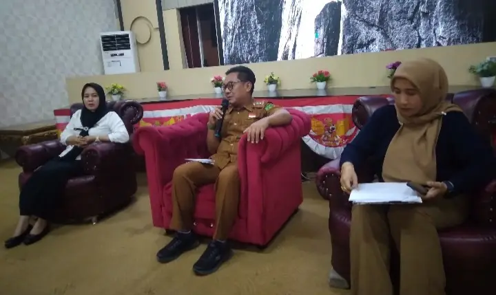 Kepala Dinas Komunikasi dan Informatika (Kominfo) Kota Bengkulu, Gita Gama saat Rapat Koordinasi Refleksi dan Sinergi Bersama Membangun Citra Daerah yang dihadiri pemilik dan pimpinan redaksi media di Kota Bengkulu, Selasa (7/10/25). (foto: Ardiyantonarasidemokrasi.com/)