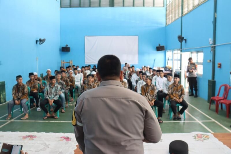 Anak binaan LPA mendengarkan sampaian dari waka Polda Bengkulu