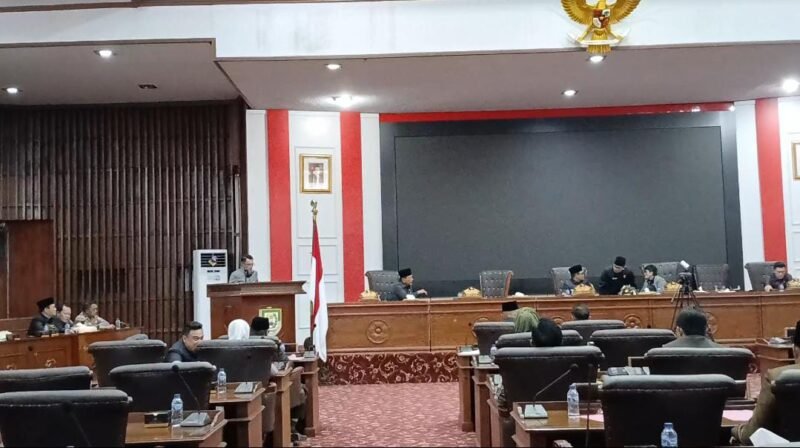 Ketua Fraksi Golkar DPRD Provinsi Bengkulu, membacakan pandangan Fraksi ABPD