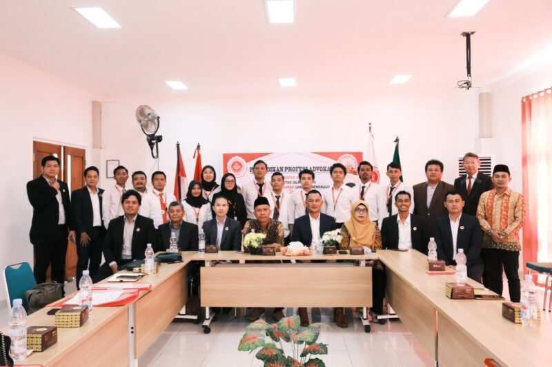 Sebanyak 12 calon advokat datang mengenakan kemeja rapi untu mengikuti PPA