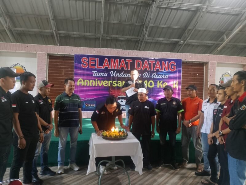 Ketua Umum TMO, Andi Hartono didampingi Ketua Komunitas merayahkan HUT ke 2