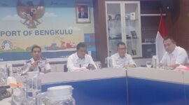 General Manager (GM) Pelindo Regional 2 Bengkulu Bimas Rizky Kusmayadi saat konferensi pers yang diselenggarakan pada Senin 8 Desember 2025 sore di Gedung Pelindo Bengkulu