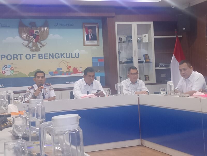 General Manager (GM) Pelindo Regional 2 Bengkulu Bimas Rizky Kusmayadi saat konferensi pers yang diselenggarakan pada Senin 8 Desember 2025 sore di Gedung Pelindo Bengkulu