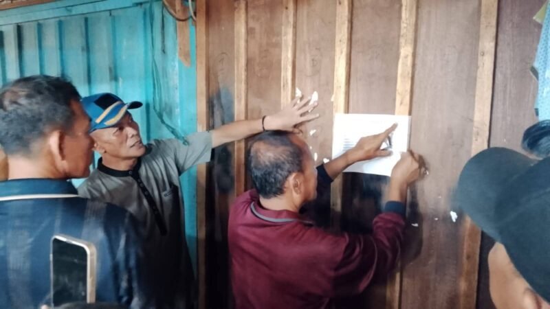 Plt Kepala Disperdagrin Alex Periansyah, saat siita kios yang akan digunkan untu PKL di Pasar Panorma pada Sabtu 27 Desember 2025.