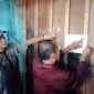 Plt Kepala Disperdagrin Alex Periansyah, saat siita kios yang akan digunkan untu PKL di Pasar Panorma pada Sabtu 27 Desember 2025.