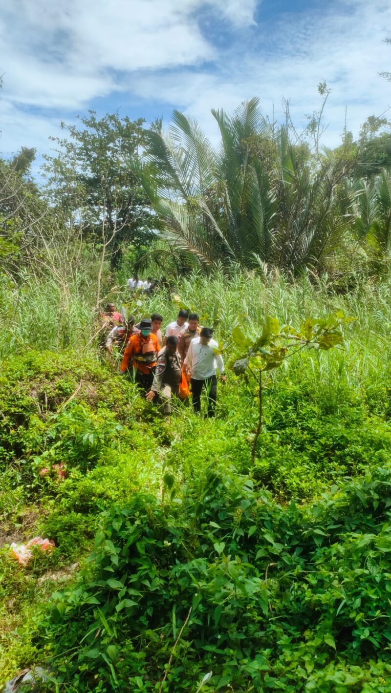 Tim SAR bersama personel TNI, Polri, saat evakuasi penemuan mayat