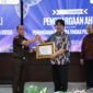 Kejati Bengkulu menyerahkan penghargaan kepada para ahli tindak pidana khusus. Kajati Victor Antonius Saragih menegaskan pentingnya penegakan hukum berbasis ilmu.