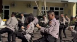 Latihan bela diri Ditsamapta Polda Bengkulu berlangsung penuh disiplin dan semangat untuk meningkatkan kesiapan personel menghadapi tugas di lapangan.