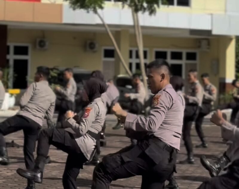 Latihan bela diri Ditsamapta Polda Bengkulu berlangsung penuh disiplin dan semangat untuk meningkatkan kesiapan personel menghadapi tugas di lapangan.