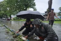 Aksi cepat Wali Kota Bengkulu Dedy Wahyudi membersihkan drainase membuat genangan air di Jalan A. Yani surut seketika. Warga pun memberi apresiasi.