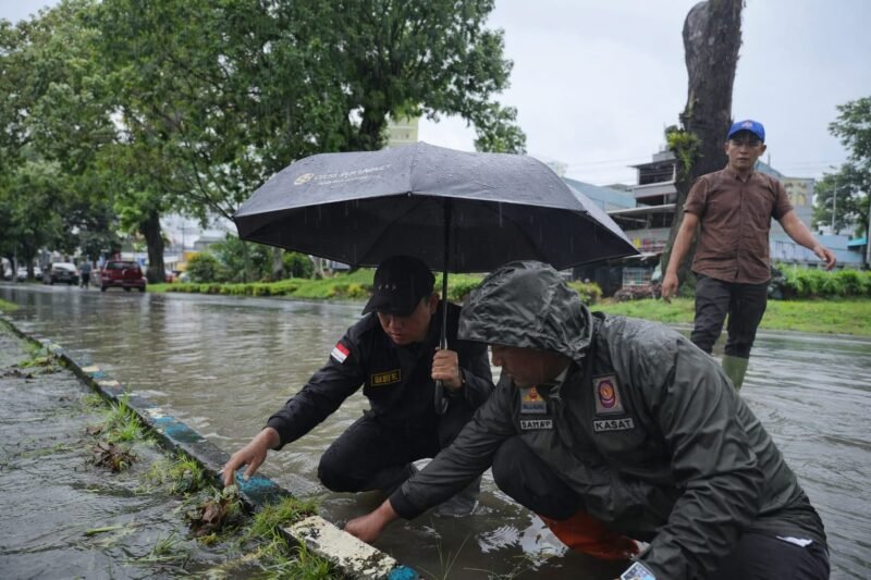 Aksi cepat Wali Kota Bengkulu Dedy Wahyudi membersihkan drainase membuat genangan air di Jalan A. Yani surut seketika. Warga pun memberi apresiasi.