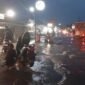 Banjir di Rawa Makmur Bengkulu menyebabkan banyak sepeda motor mogok. Warga turun tangan membantu pengendara di Jalan Kalimantan