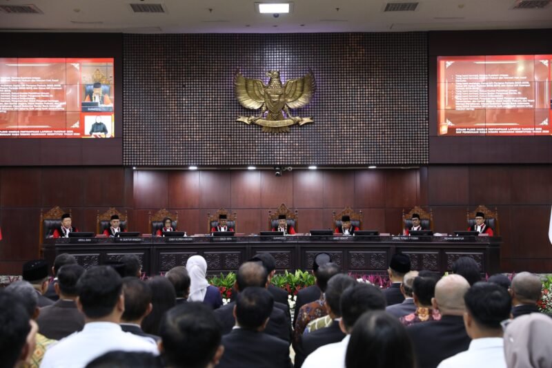 Mahkamah Konstitusi mengeluarkan sejumlah putusan strategis sepanjang 2025, mulai penghapusan presidential threshold hingga jaminan pendidikan gratis.

Sumber foto : Ifa Dwi Septian-Humas MK