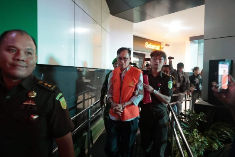 Kejati Bengkulu menahan eks Kadis Pertambangan Bengkulu Utara atas dugaan suap Rp600 juta dalam pengurusan izin tambang batubara. Kasus lama 2007 kembali terbongkar dan berpotensi menyeret tersangka baru.