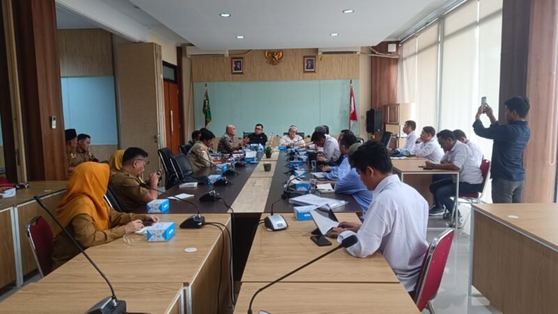 Pasokan batu bara PLTU Teluk Sepang Bengkulu dalam kondisi kritis setelah pengangkutan dari luar provinsi dihentikan. DPRD dan perusahaan memperingatkan potensi terganggunya operasional pembangkit listrik.