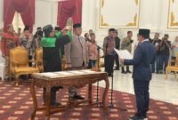 Wali Kota Bengkulu Dedy Wahyudi melantik Pj Sekda Medy Febriansya dan meminta seluruh pejabat menghilangkan ego sektoral serta fokus melayani masyarakat.