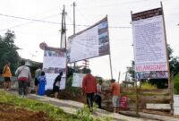 Penimbunan limbah FABA dari PLTU Teluk Sepang di dekat sekolah dan puskesmas Kelurahan Timur Indah Bengkulu memicu kekhawatiran warga akan dampak kesehatan dan pencemaran lingkungan.