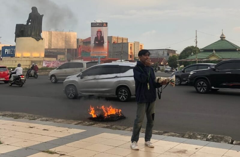 Kelangkaan gas elpiji 3 kg di Empat Lawang memicu lonjakan harga hingga Rp50 ribu. Mahasiswa mendesak Pemkab segera bertindak dan memperketat pengawasan distribusi demi melindungi masyarakat kecil.