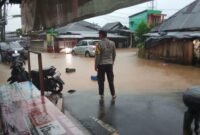 Polisi terapkan rekayasa lalu lintas di Lebong akibat banjir. Jalur alternatif disiapkan untuk menjaga kelancaran arus kendaraan menuju Muara Aman.