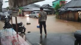 Polisi terapkan rekayasa lalu lintas di Lebong akibat banjir. Jalur alternatif disiapkan untuk menjaga kelancaran arus kendaraan menuju Muara Aman.