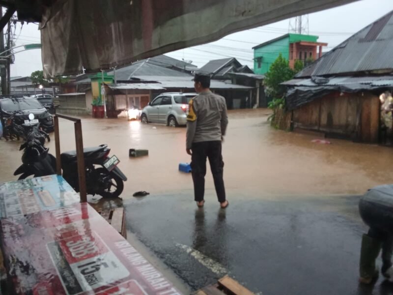 Polisi terapkan rekayasa lalu lintas di Lebong akibat banjir. Jalur alternatif disiapkan untuk menjaga kelancaran arus kendaraan menuju Muara Aman.