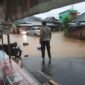 Polisi terapkan rekayasa lalu lintas di Lebong akibat banjir. Jalur alternatif disiapkan untuk menjaga kelancaran arus kendaraan menuju Muara Aman.