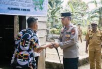 KUNJUNGAN:  Kapolda Bengkulu Irjen Pol. Mardiyono, kunjungi penerima bedah rumah di pulau Enggano. (Selasa-12-04-2026)-Foto: IST//MBG.