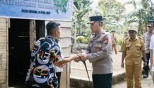 KUNJUNGAN:  Kapolda Bengkulu Irjen Pol. Mardiyono, kunjungi penerima bedah rumah di pulau Enggano. (Selasa-12-04-2026)-Foto: IST//MBG.