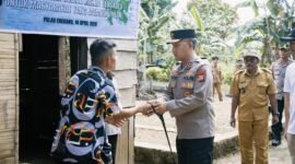 KUNJUNGAN:  Kapolda Bengkulu Irjen Pol. Mardiyono, kunjungi penerima bedah rumah di pulau Enggano. (Selasa-12-04-2026)-Foto: IST//MBG.