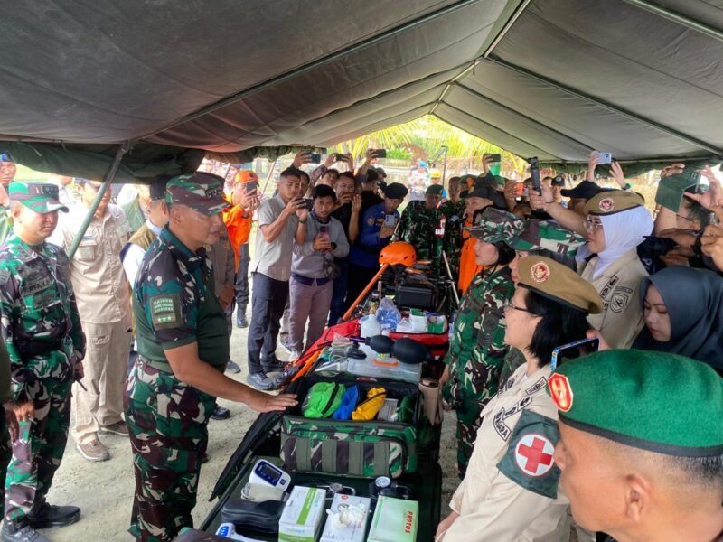 PIMPIN: Pangkogabwilhan I, Kunto Arief Wibowo, pimpin Namun, itu adalah bagian dari simulasi penanggulangan bencana gempa megathrust yang digelar Komando Gabungan Wilayah Pertahanan (Kogabwilhan) I. di kawasan Pantai Tapak Padri Kota Bengkulu  (Jumat-17-04-2026)-- FOTO: HANDI//MBG.